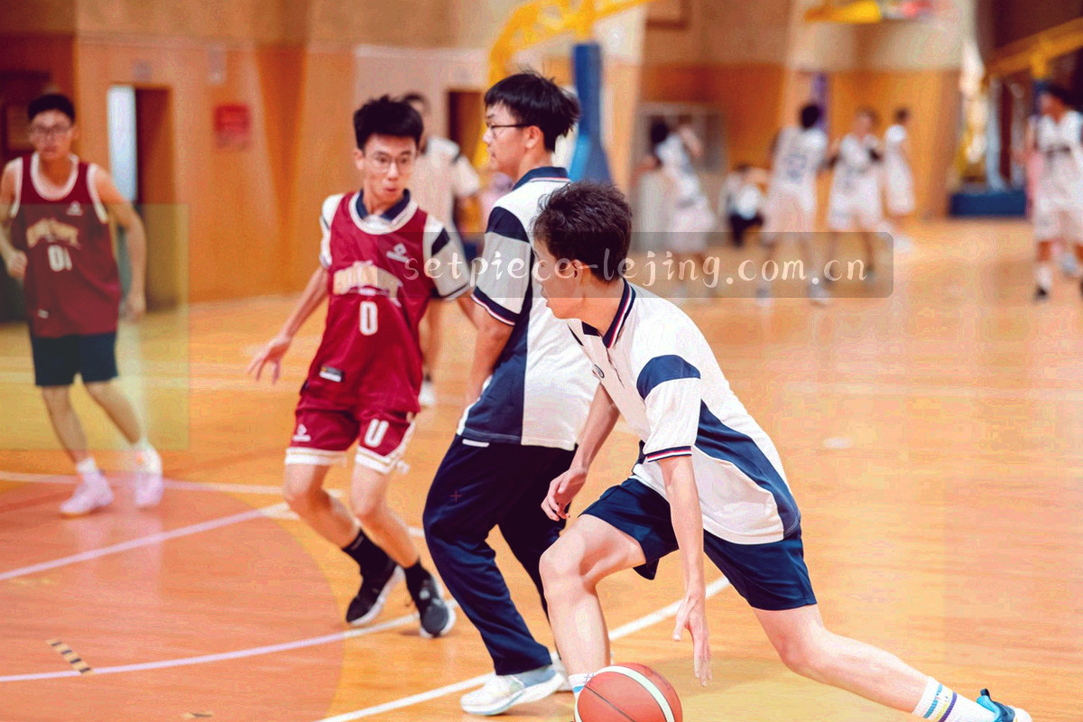 摊开的规则手册与标记笔，页面内容抽象化，无可辨识文字